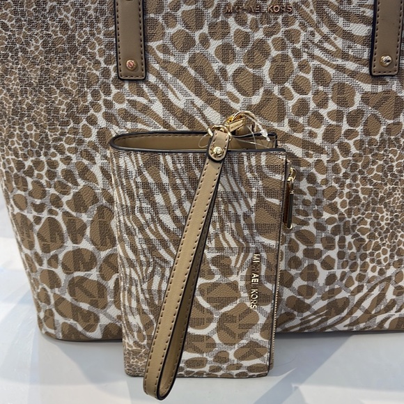 MICHAEL KORS LARGE DOUBLE ZIP WRISTLET WALLET PHONE CASE CLUTCH 
Camel Multi - Picture 4 of 16